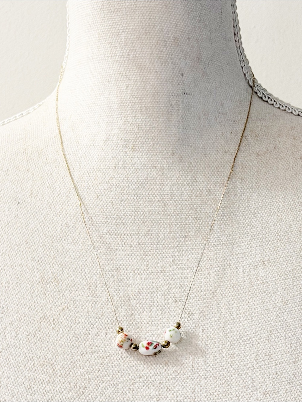 VINTAGE Dainty Red Floral White Porcelain Bead Gold Tone Chain Necklace